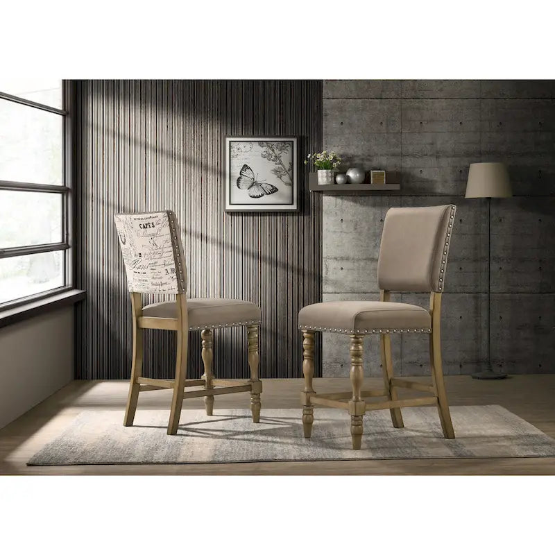 Set da pranzo altezza bancone con tavolo a 7 pezzi finitura legno flottante e sedie con borchie