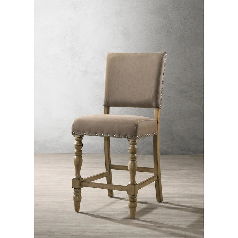 Set da pranzo altezza bancone con tavolo a 7 pezzi finitura legno flottante e sedie con borchie