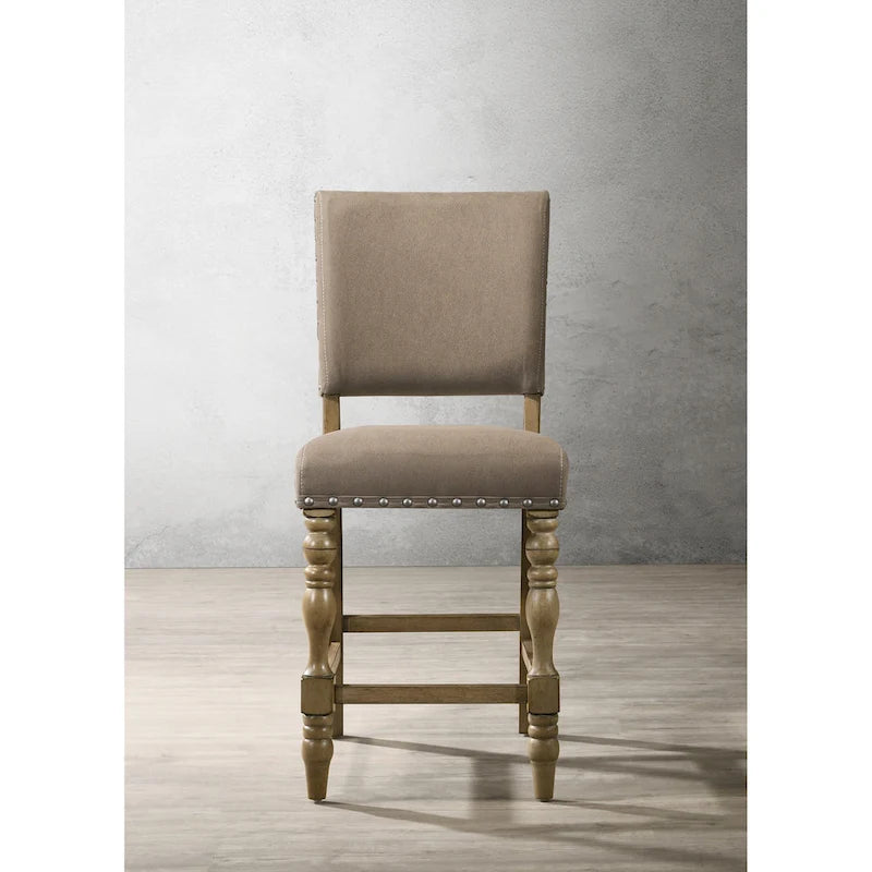 Set da pranzo altezza bancone con tavolo a 7 pezzi finitura legno flottante e sedie con borchie