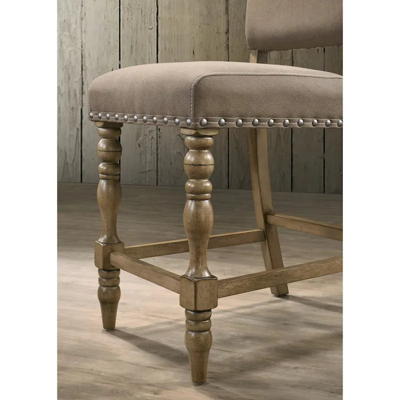 Set da pranzo altezza bancone con tavolo a 7 pezzi finitura legno flottante e sedie con borchie