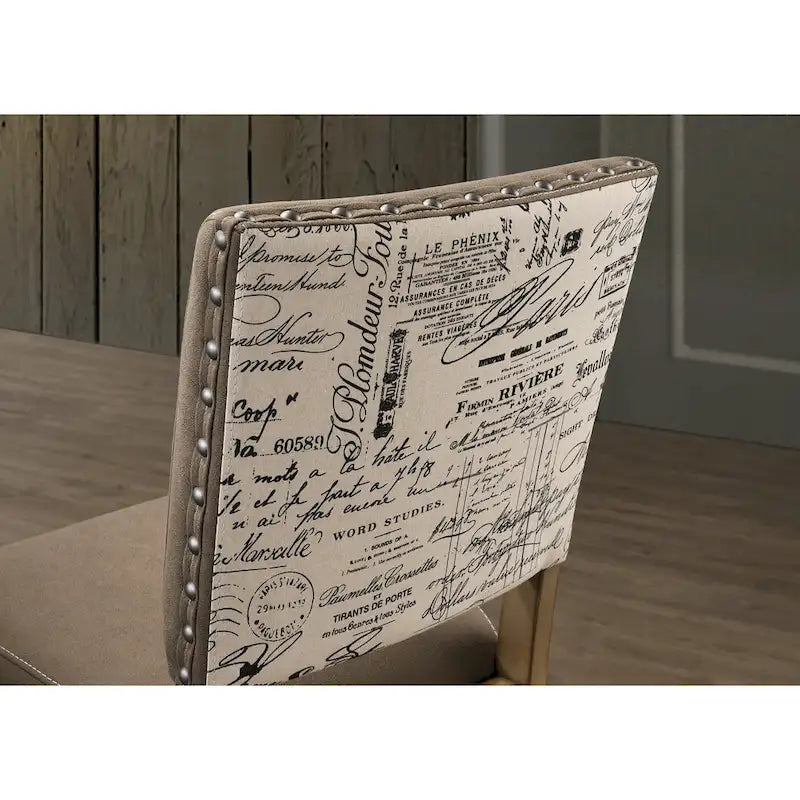 Set da pranzo altezza bancone con tavolo a 7 pezzi finitura legno flottante e sedie con borchie